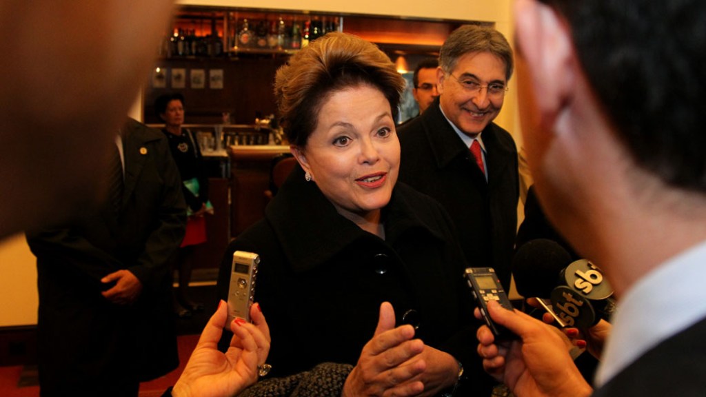 Em Hannover, na Alemanha, Dilma discutirá crise com Angela Merkel