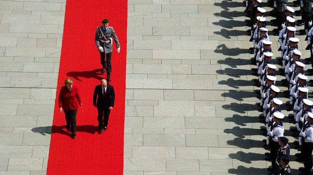 A chanceler alemã Angela Merkel caminha com presidente Russo Vladmir Putin em Berlim, Alemanha A chanceler alemã Angela Merkel caminha com presidente Russo Vladmir Putin em Berlim, Alemanha
