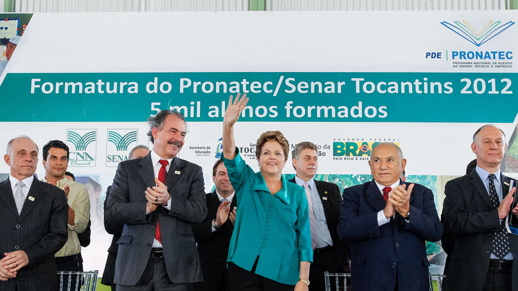 Presidente Dilma Rousseff durante a cerimônia de entrega de certificados aos formandos dos cursos do Programa Nacional de Acesso ao Ensino Técnico e ao Emprego