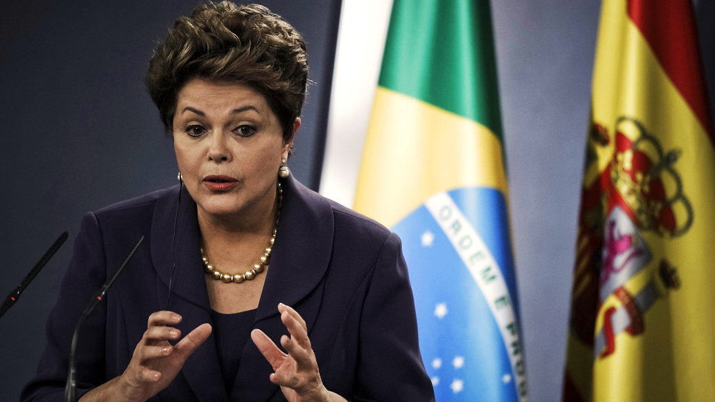 Presidente Dilma Rousseff discursa durante encontro com o primeiro ministro espanho Mariano Rajoy no palácio Moncloa em Madri