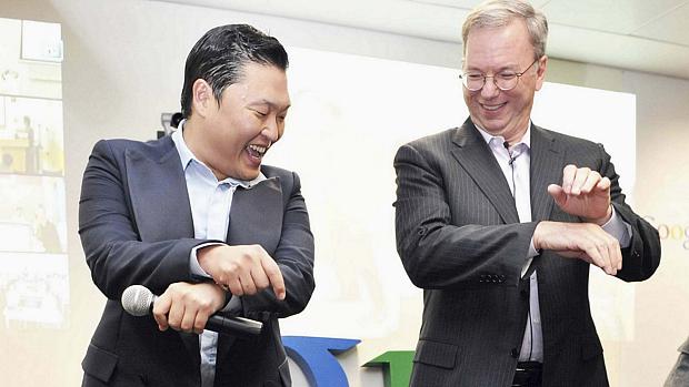 O diretor executivo do Google, Eric Schmidt, aprende com Psy os passos de 'Gangnam style'