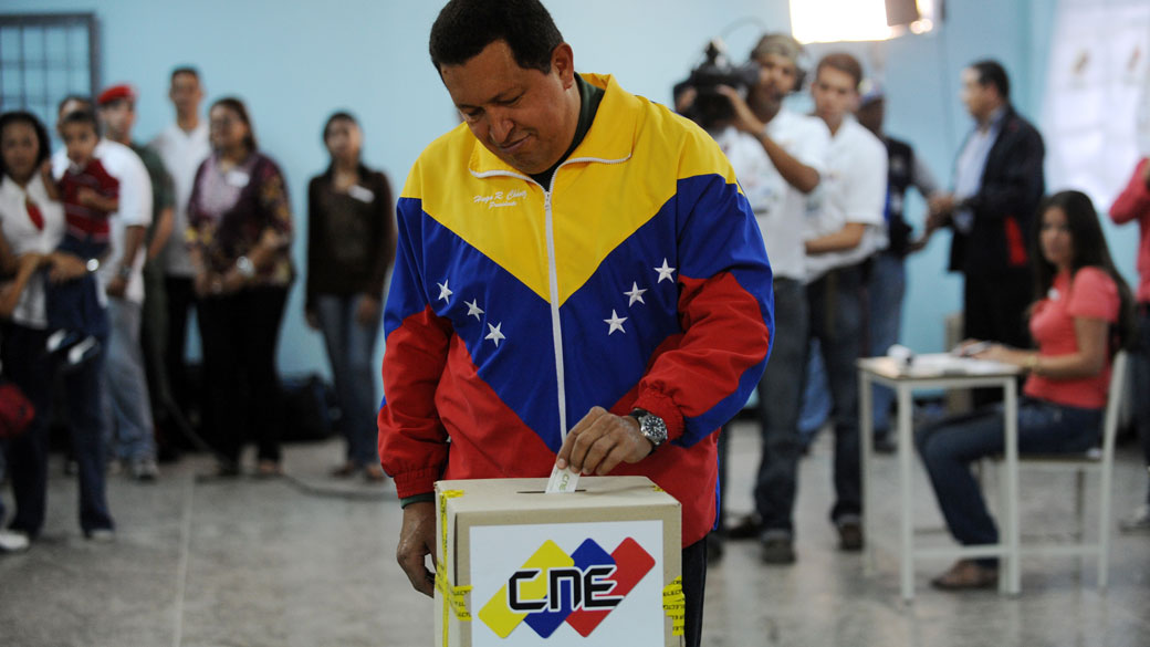 Presidente venezuelano Hugo Chavez vota durante as eleições parlamentares em Caracas, Venezuela. 26 de setembro de 2010