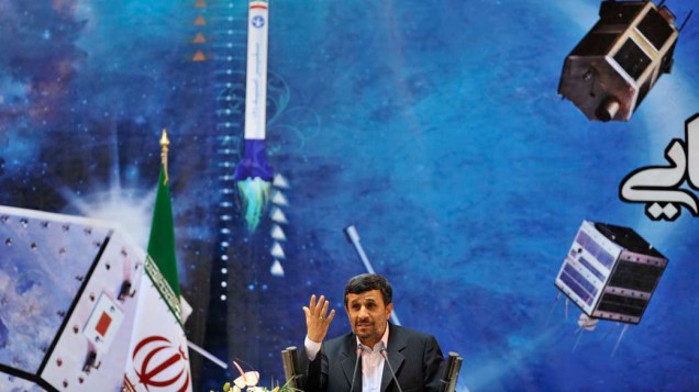 Na cidade de Teerã, o presidente Mahmoud Ahmadinejad discursa durante apresentação dos satélites projetados pelo Irã