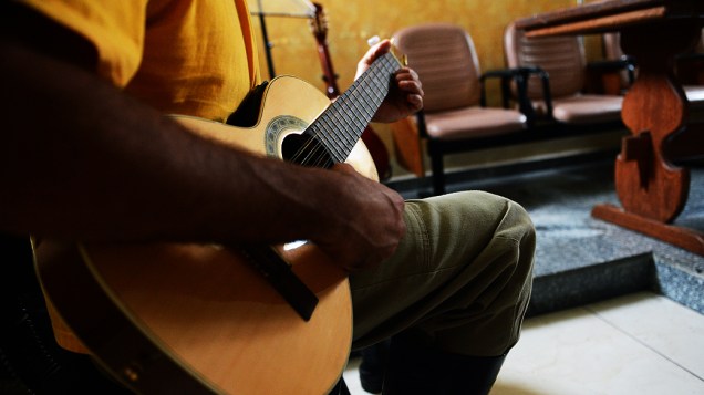 Detento do presídio toca violão no espaço ecumênico do presídio Militar Romão Gomes (PMRG)