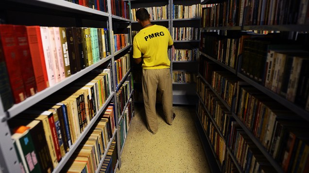 Detento estuda na biblioteca do presídio Militar Romão Gomes (PMRG)