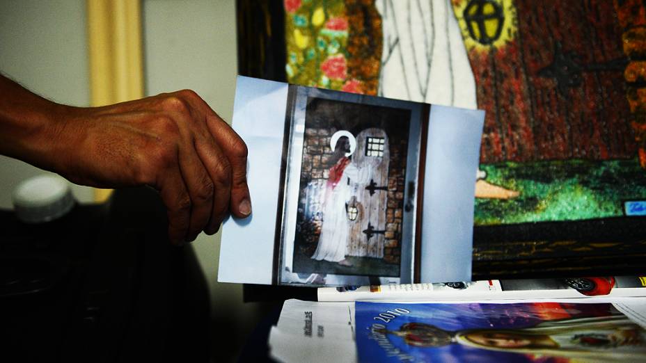 Detento pinta quadro na oficina de artes do presídio Militar Romão Gomes (PMRG), na Zona Norte da capital paulista