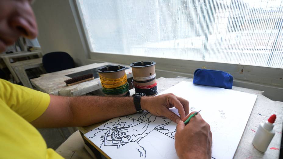 Detento pinta quadro na oficina de artes do presídio Militar Romão Gomes (PMRG), na Zona Norte da capital paulista