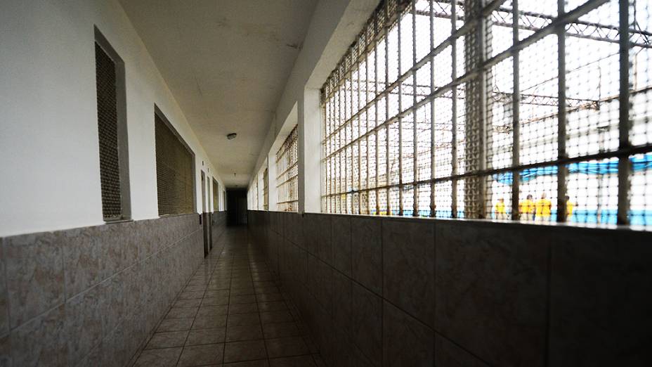 Corredor do presídio que dá acesso à quadra de esportes, no bloco de celas