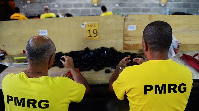 Detentos trabalham em linha de montagem de peças de fábrica automotiva dentro do Presídio Militar Romão Gomes