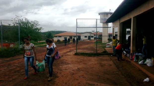 Entrada do Presídio São Luís, onde depois de revistadas por PMs, mulheres falavam ao celular com maridos presos