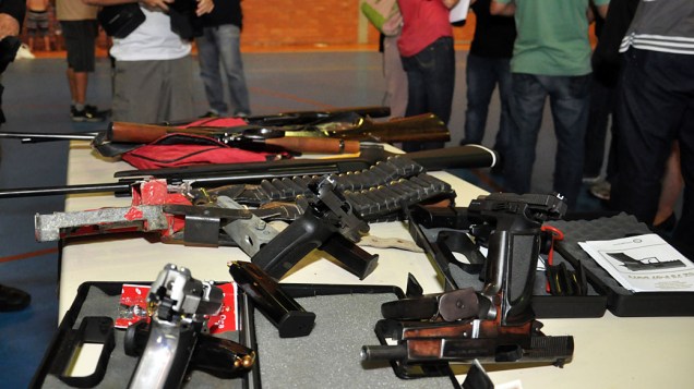 Armas apreendidas pelo DEIC junto com os suspeitos neste sábado (16), em Santa Catarina