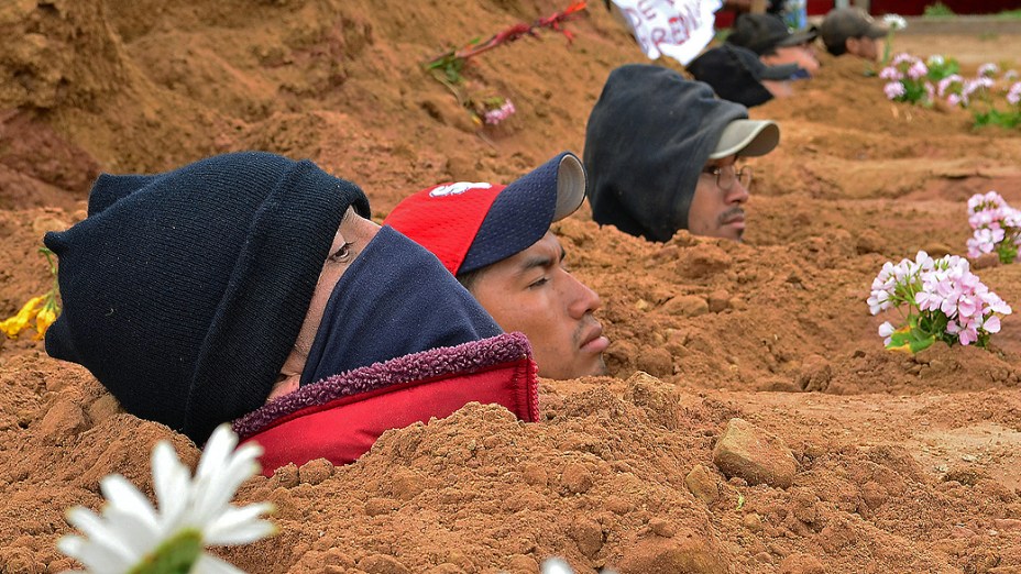 Presos cavaram buracos no pátio da prisão de El Abra e foram enterrados até o pescoço para exigir subsídio de alimentação que recebem do Estado, na Bolívia