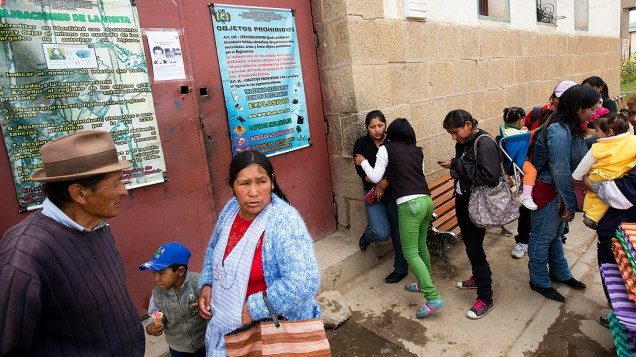 Movimentação de familiares de presos em dia de visita no Centro Penitenciário São Pedro em Oruro, na Bolívia