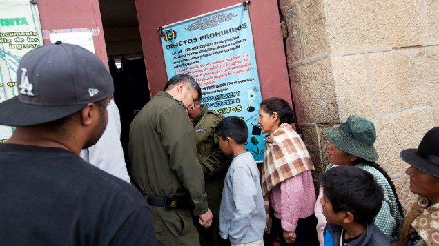 Wagner da Costa, de costas à esquerda, conhecido como B.O, aguardando para visitar os presos no Centro Penitenciário São Pedro, em Oruro