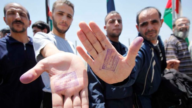 Prisioneiros são libertados em Muwaqar, Jordânia. O governo anunciou nesta semana que cerca de 8.000 presos serão libertados pela Lei do Perdão