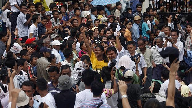 Presos políticos comemoram libertação ao sair de prisão Yangon