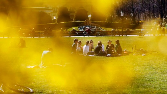 Grupo aproveita dia quente de Primavera no parque Stadtpark em Viena, Áustria