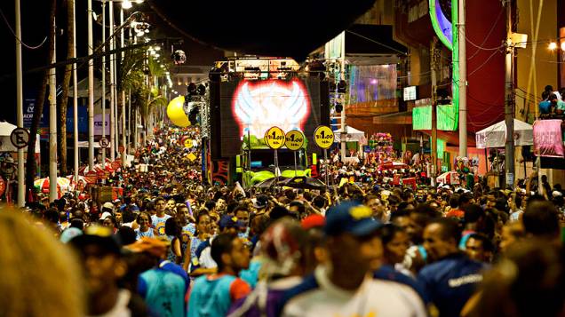 Festa de Carnaval no Circuito Barra-Ondina em Salvador, nesta quinta-feira (27) 