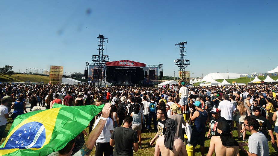 Público assiste ao show da banda Capital Cities no Festival Lollapalooza 2014 no Autódromo de Interlagos, em São Paulo