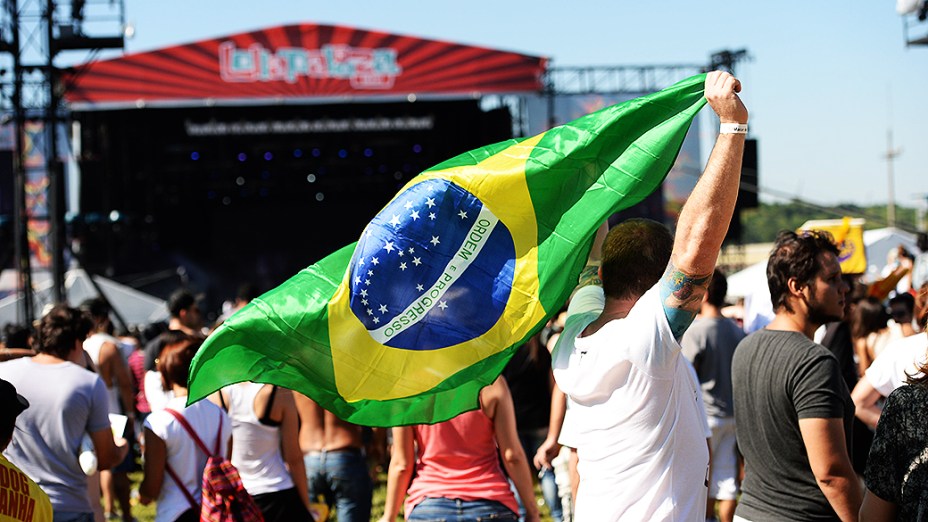 Público assiste ao show da banda Capital Cities no Festival Lollapalooza 2014 no Autódromo de Interlagos, em São Paulo
