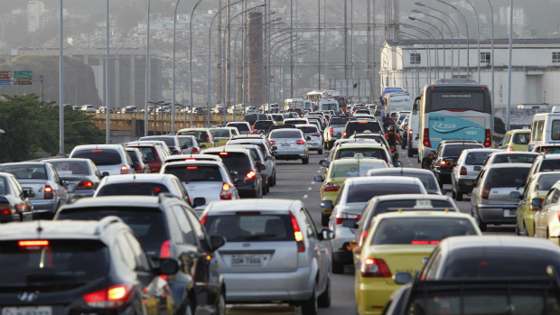 Motoristas enfrentam intenso congestionamento para chegar ao Centro do Rio