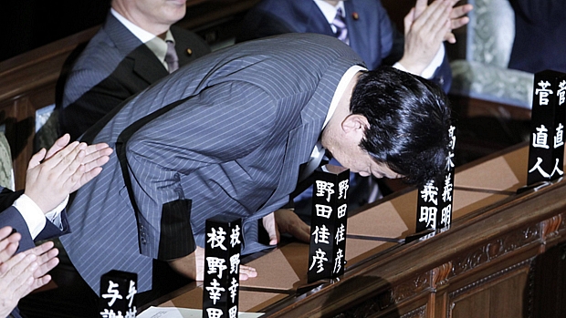 Noda cumprimenta membros da Câmara Baixa do Japão logo após ser empossado o novo primeiro-ministro do país, após a renúncia de Naoto Kan