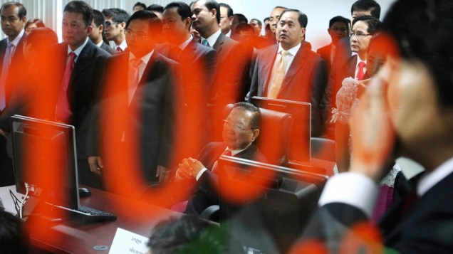 O Ministro da Economia e Finanças, Keat Chhon (sentado), durante teste de sistema da bolsa de valores em Phnom Pehn, Camboja