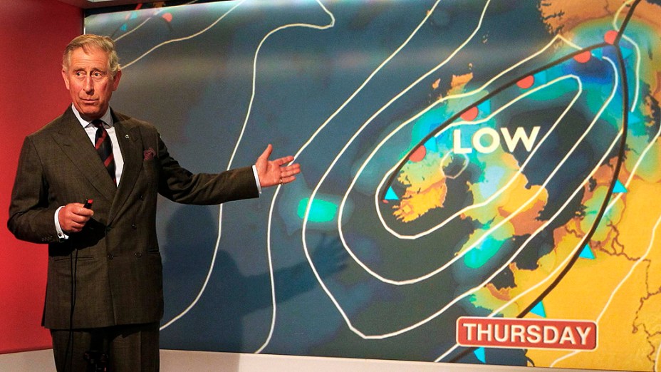 Príncipe Charles, herdeiro do trono britânico, apresenta a previsão do tempo ao visitar escritório da BBC na Escócia