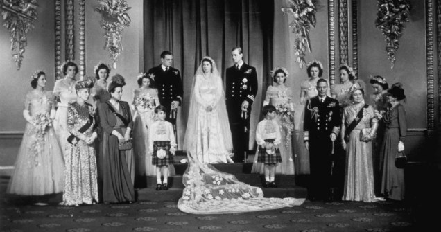 1947 - Rainha Elizabeth II, no dia do casamento com o príncipe Philip. Elizabeth II é a atual monarca e chefe de Estado da Grã-Bretanha