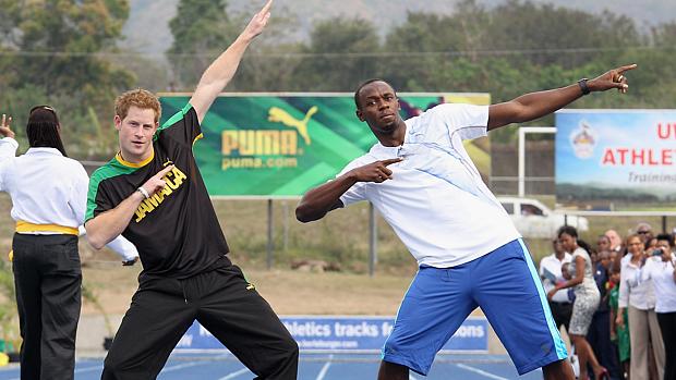 Príncipe Harry imita o gesto que Bolt consagrou ao bater recordes em corridas