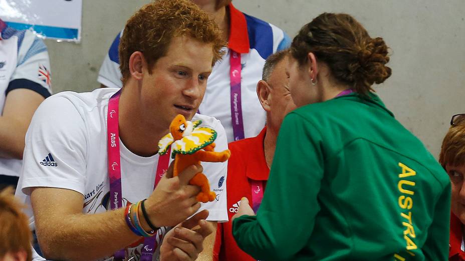 Príncipe Harry ganha lembrança de atleta australiana durante a Paraolimpíada, em Londres