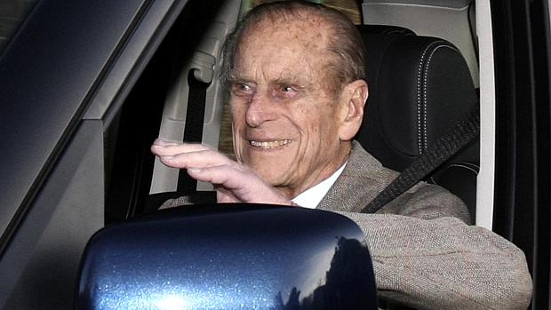Príncipe Philip segue internado em observação