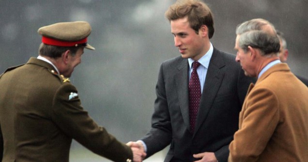 Cumprimentando o general Andrew Ritchie, antes de começar um treinamento de 44 semanas na Real Academia Militar de Sandhurst, Inglaterra, em janeiro de 2006, ao lado do pai, príncipe Charles