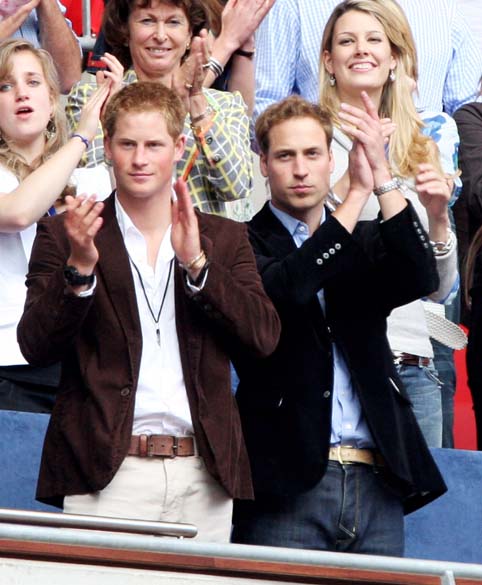 Aos 25 anos, com Harry, durante homenagem pelos dez anos de morte da princesa Diana no estádio de Wembley, Inglaterra