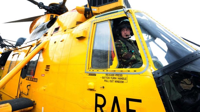 No comando de helicóptero em treinamento na cidade de Anglesey, no Reino Unido em 2011