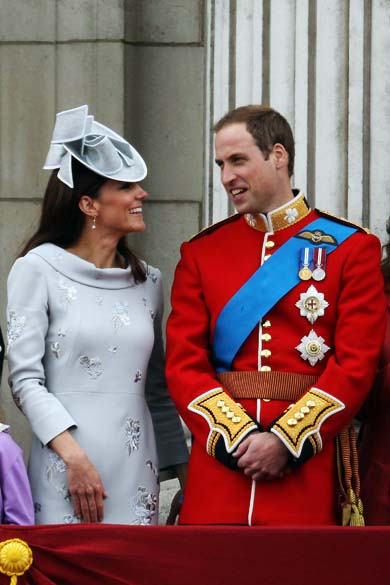 Com a duquesa, Catherine, na sacada do palácio de Buckingham após cerimônia em 2012