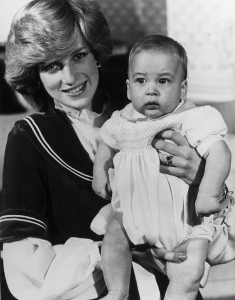 Aos 6 meses, no colo da mãe, em dezembro de 1982, no palácio de Kensington, Londres