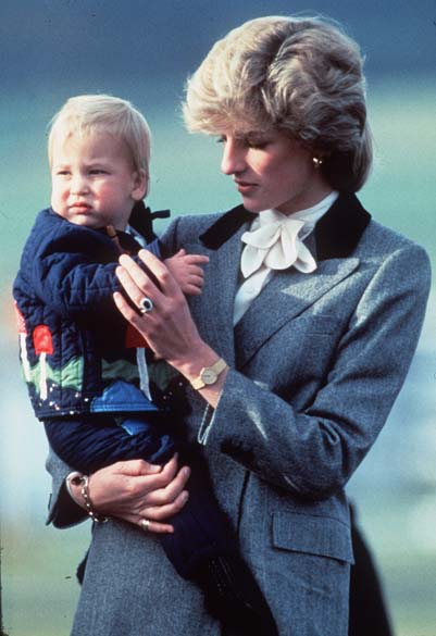 Príncipe William com um ano de idade no colo da mãe, princesa Diana, em outubro de 1983, no palácio de Kensington, Londres