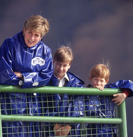 Príncipe William aos 9 anos com sua mãe, princesa Diana, e seu irmão, príncipe Harry em outubro de 1991, nas Cataratas do Niágara, Estados Unidos