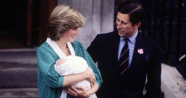 Recém-nascido, com os pais, Diana e príncipe Charles, em junho de 1982, na frente do hospital St. Marys, Londres