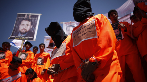 Em Sanaa, no Iêmen, ex-detentos de Guantánamo fazem protesto pela libertação dos iemenitas da prisão em Cuba, em frente à embaixada dos EUA