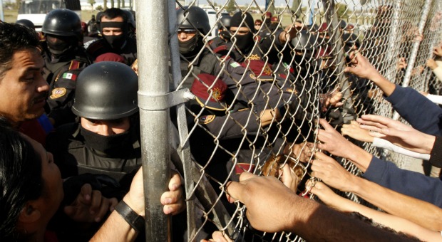 México: familiares de prisioneiros de Monterrey forçam barreira de segurança após motim ocorrido dentro da prisão
