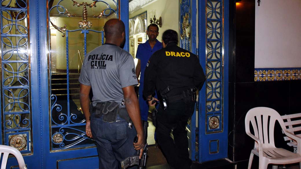 Policia Civil faz uma operação para prender um delegado da Polícia Federal, Luiz Carlos da Silva, que é acusado de ser chefe de uma quadrilha de milicianos