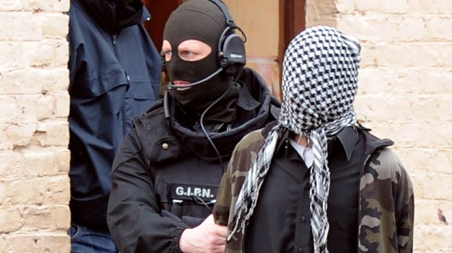 Na França, policiais prendem suspeitos de integrar grupo de radicais islâmicos
