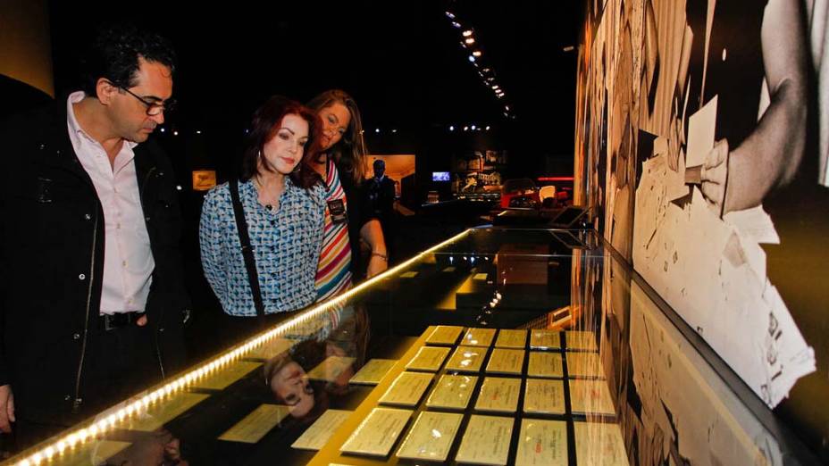 A ex-mulher de Elvis Presley, Priscila Presley, na exposição sobre o cantor em São Paulo