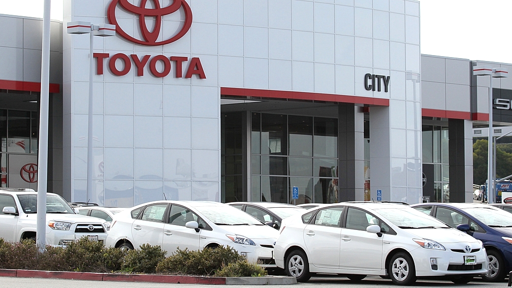 Modelos Prius estacionados em concessionária da Toyota