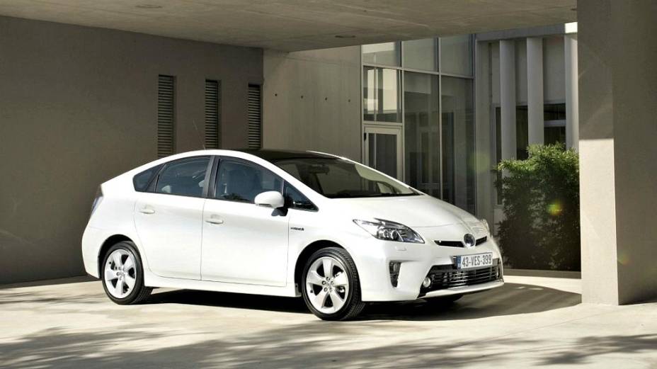 Toyota Prius - O primeiro híbrido de produção em larga escala faz sua estreia no mercado brasileiro em janeiro, segundo anúncio feito pela Toyota do Brasil em outubro, durante o Salão do Automóvel de São Paulo. Mas ele já pode ser visto circulando pela capital paulista como táxi. Equipado com um motor elétrico de 650 Volts associado a um motor a gasolina de quatro cilindros 1.8 litro, o Prius é capaz de entregar 138 cv. Lançado nos EUA em 1997, o híbrido da Toyota já vendeu mais de 3,2 milhões de unidades no mundo