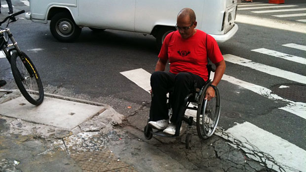 No Brasil, apenas 4,7% das calçadas possuem rampas de acesso para deficientes. Mesmo onde elas existem, a conservação muitas vezes é inadequada
