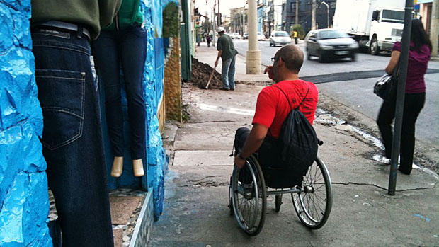 Degraus em frente às lojas são obstáculos comuns na vida de um cadeirante