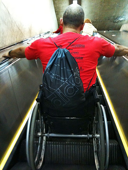 Nas estações de metrô sem elevador, a solução é se aventurar nas escadas rolantes